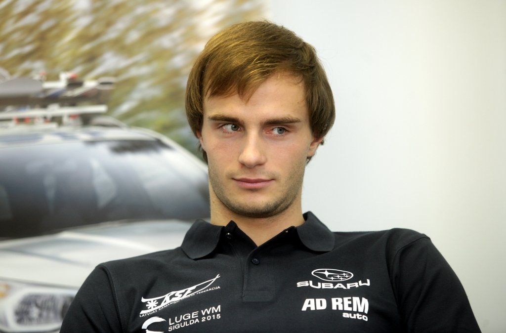 Kamaniņu braucējs Mauriņš teju izkrīt no trases un beidz sezonu