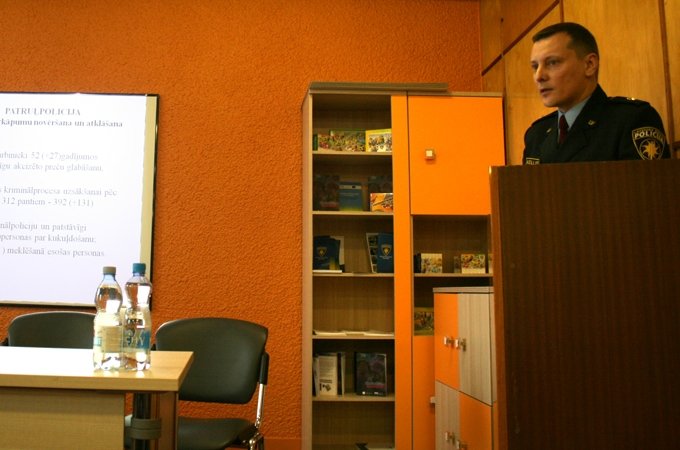 Policijas pērnā gada atskaite liecina par noziedzības samazināšanos; pērn Jelgavā – 608 smagi noziegumi