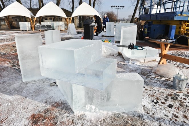 Mazās ledus skulptūras saldētavā jau gaida festivāla atklāšanu (foto+tiešsaistes kameras)