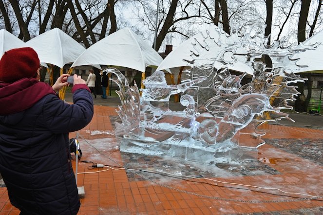 FOTO: Laikapstākļi nepažēlo ledus skulptūru festivālu; ieejas biļetes par vienu eiro lētāk, bet tikai skaidrā naudā