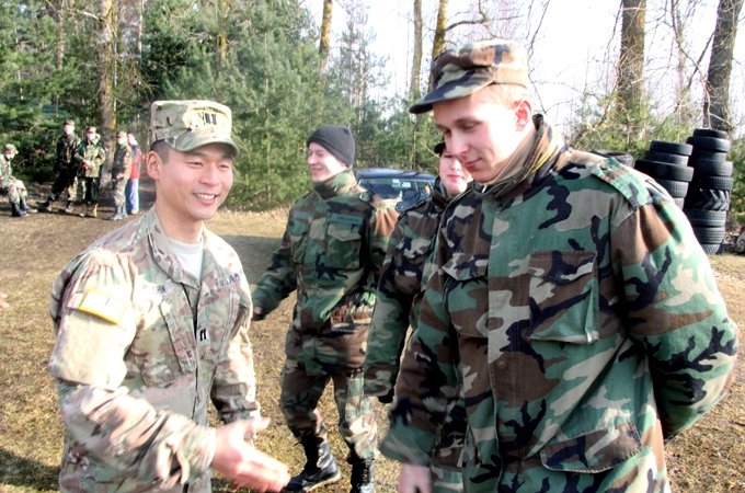 Amerikāņu karavīri viesojas jaunsargu nometnē, kā arī talko Elejā un Ziedkalnē (FOTO)