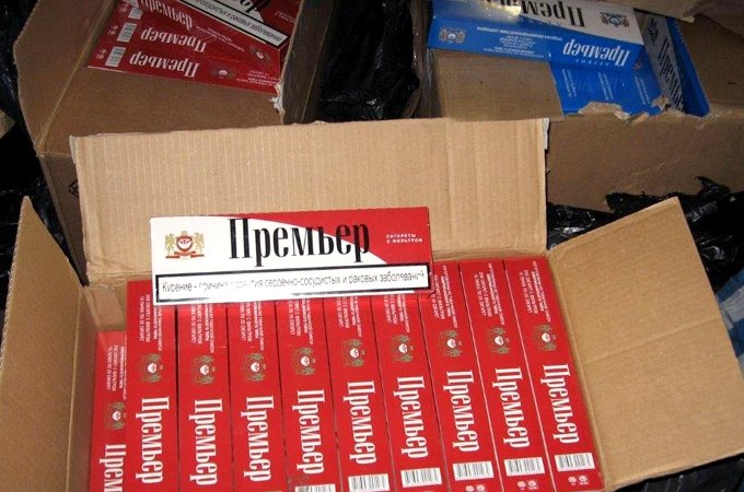 Jelgavas tirgū atsavina ievērojamu daudzumu nelegālo cigarešu un alkohola