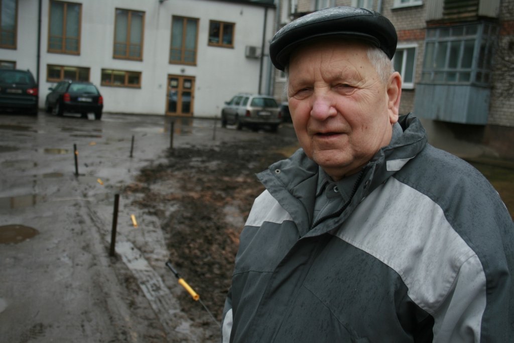 Izbraukātie zālieni rosina kaimiņus uz dialogu (FOTO)