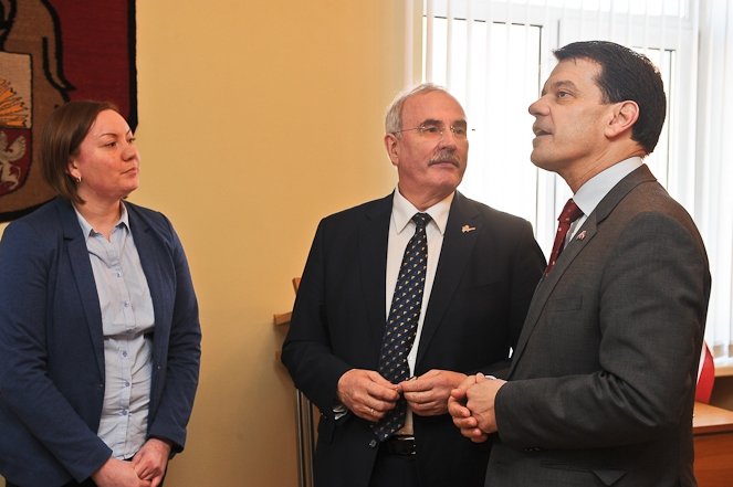 Zviedrijas vēstnieks iepazīst Jelgavas uzņēmumus un atklāj Zviedru dienu svinības (FOTO)