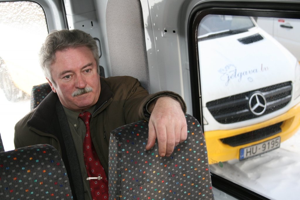 No amata atstādina Jelgavas autobusu parka vadītāju Pēteri Salkazanovu (papildināts)