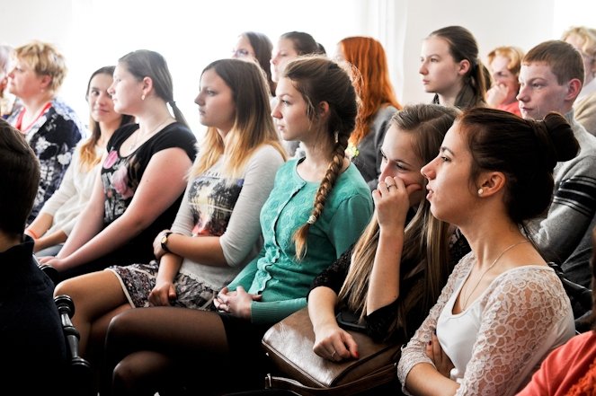 FOTO: Improvizācijas teātris eksaminē skolēnus