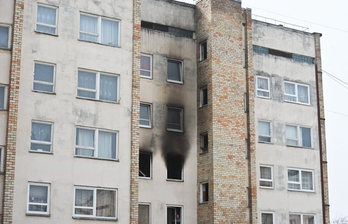 Tērvetes ielā vīrietis gūst apdegumus, sieviete izlec pa logu; dedzis dzīvoklis arī Satiksmes ielā (FOTO)