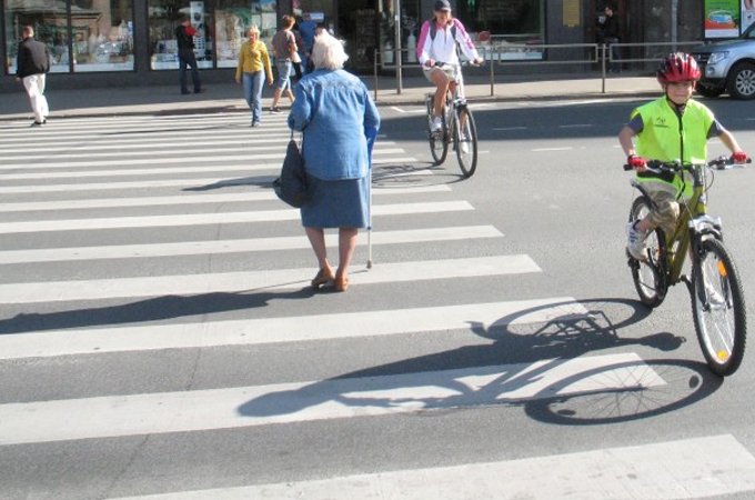 Uz pārejas uzbrauc 85 gadus vecai kundzei; aiztur par narkotiku lietošanu