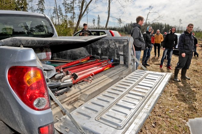 Meža stādīšanas darbu veicēji apgūst specifiku (FOTO)