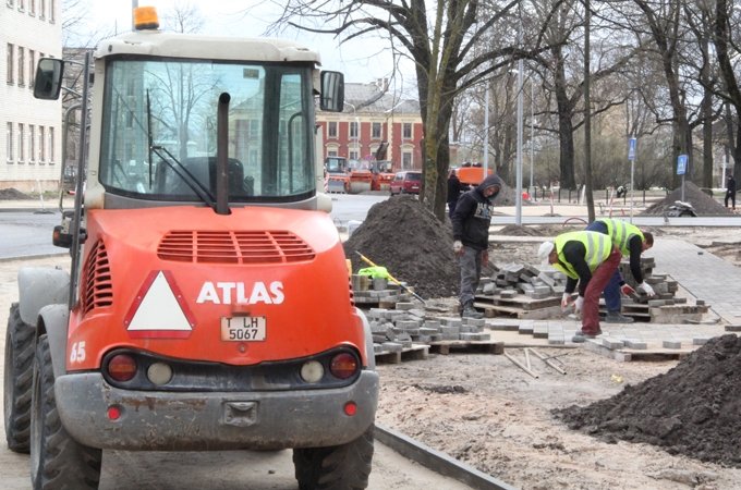 Vienā virzienā atver ilgstoši slēgto Pasta ielu; darbi vēl rit pilnā sparā (FOTO)