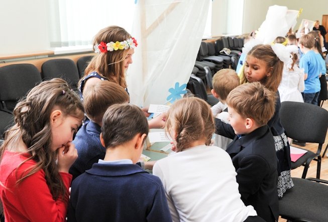 Pirmklasnieki izspēlē Raiņa un Aspazijas dzeju (FOTO)