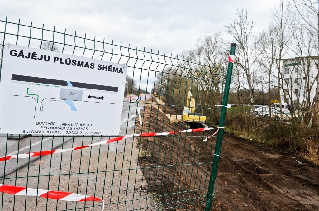 Ozolniekos sākta gājēju celiņa būvniecība