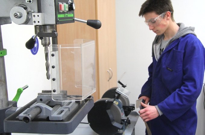 Topošie kalēji iepazīst CNC mašīnas (FOTO)