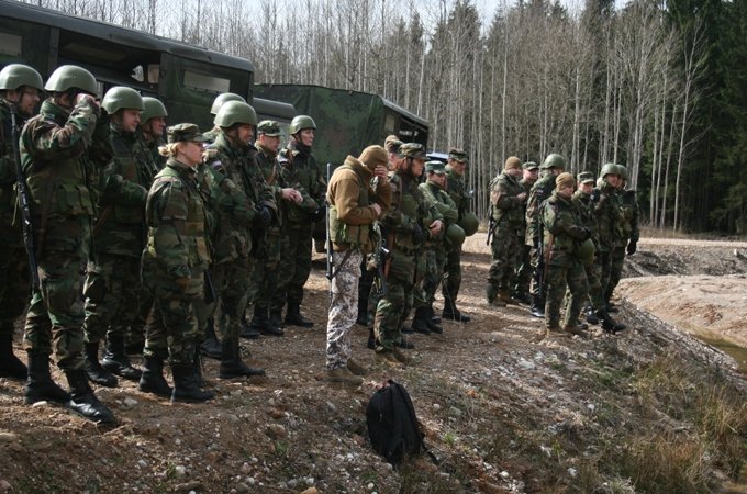 FOTO: Zemessargi mācās uzbrukt no slēpņa 