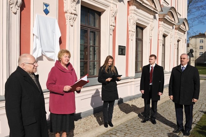 Atklāj piemiņas plāksni, diskutē par Baltijas intelektuālo sadarbību un prezentē pastmarku (FOTO)