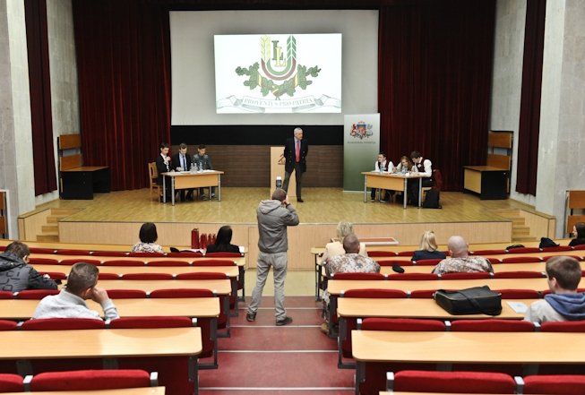 Studenti vēlas apdomāt, kas būtu jādara, ja karš sāktos tūlīt (FOTO)