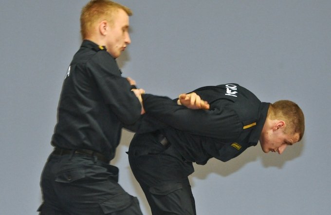 Pirmais, ko iemāca policijas klasē, ir pašaizsardzība (FOTO)