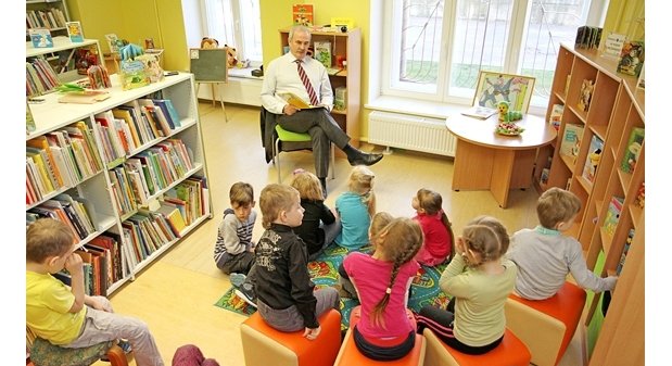 Jelgavas mērs kopā ar bērniem sacer pasakas