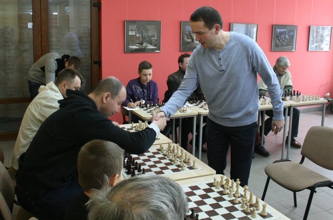 Drošie asina prātu simultānspēlē ar lielmeistaru Arturu Neikšānu (FOTO)