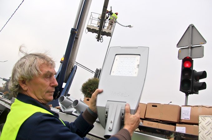 Ielu gaismekļus pret LED lampām pilsētā mainīs «Mītavas elektra»