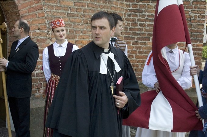 Pie Jāņa Čakstes pieminekļa gulst ziedi (FOTO)