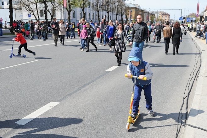 Militārajos paraugdemonstrējumos «atkaro» Jelgavas pili (FOTO)