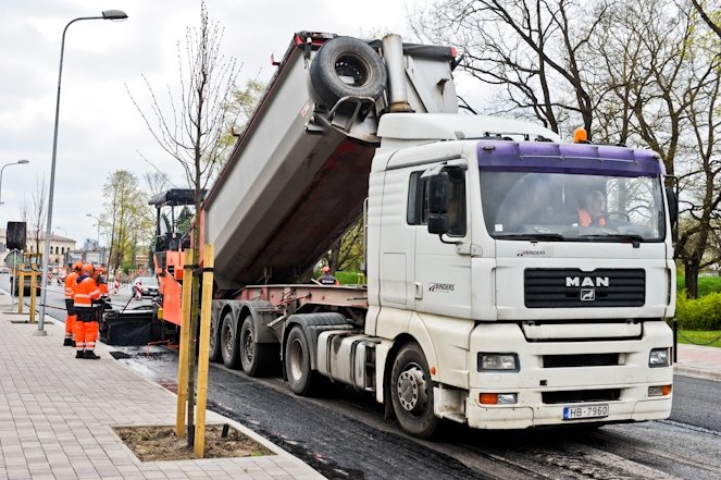 Asfaltēšanas dēļ dzelzceļa stacija kļuvusi grūtāk pieejama (FOTO)