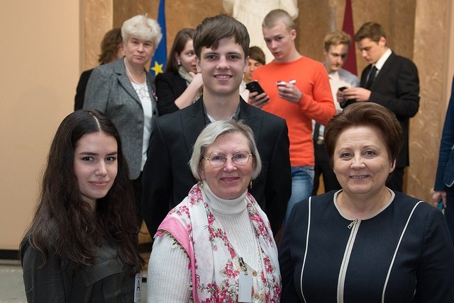 Ministru prezidente sveic skolēnus – 4. maija video konkursa uzvarētājus (FOTO/VIDEO)