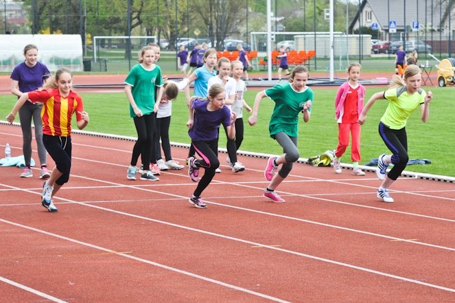 Ar vieglatlētikas četrcīņu noslēdzas Jelgavas skolēnu 44. spartakiāde (FOTO)