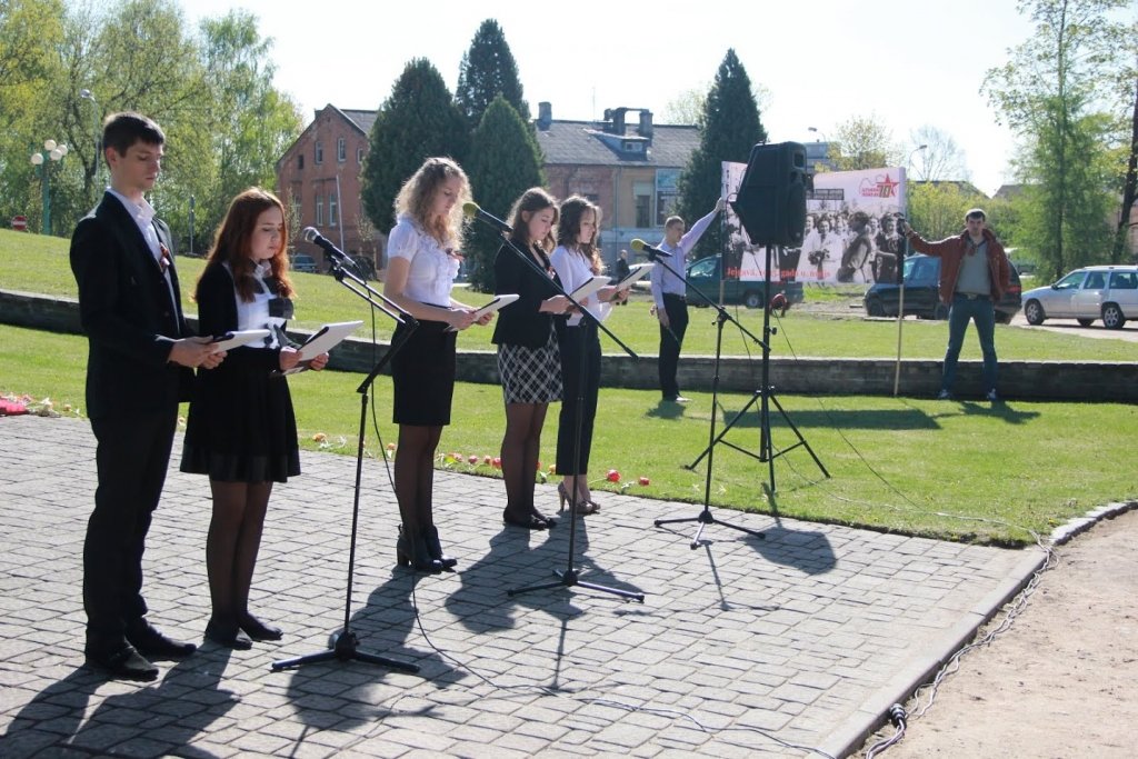 «Uzvaras dienas» mītiņā Jelgavā aplausus izpelnās pašvaldības kritika (FOTO)