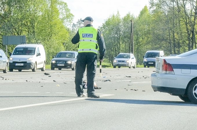 Mopēda un motocikla sadursmē Jelgavas šosejā bojā gājuši abi vadītāji (FOTO)