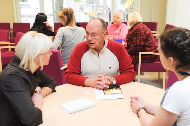 FOTO: 15 Jelgavas jauniešu un tikpat senioru noslēdz «Trans eScouts» projektu
