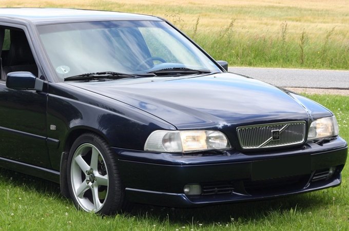 Nozagti gāzes baloni, «Volvo V70», numurzīmes un velosipēds