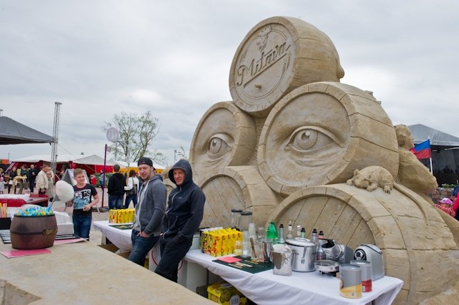 Pasta salā smilšu tēlnieki jūtas labi, bet skatītāji vēl jāpieradina (FOTO)