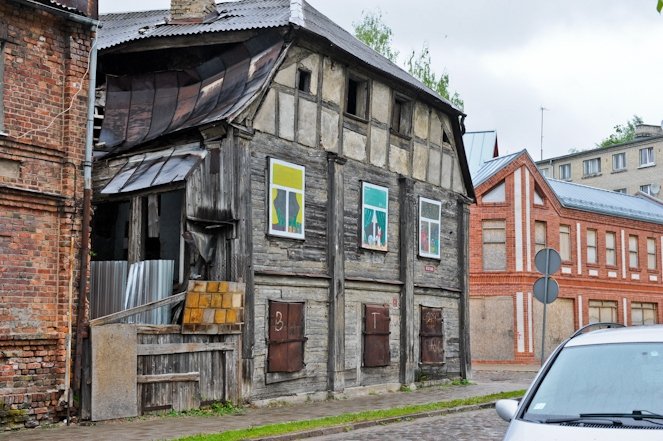 Vecpilsētas logos uzzied puķes (FOTO)