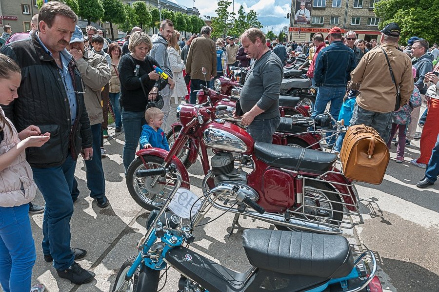 FOTO: Retro motociklu parāde Hercoga Jēkaba laukumā