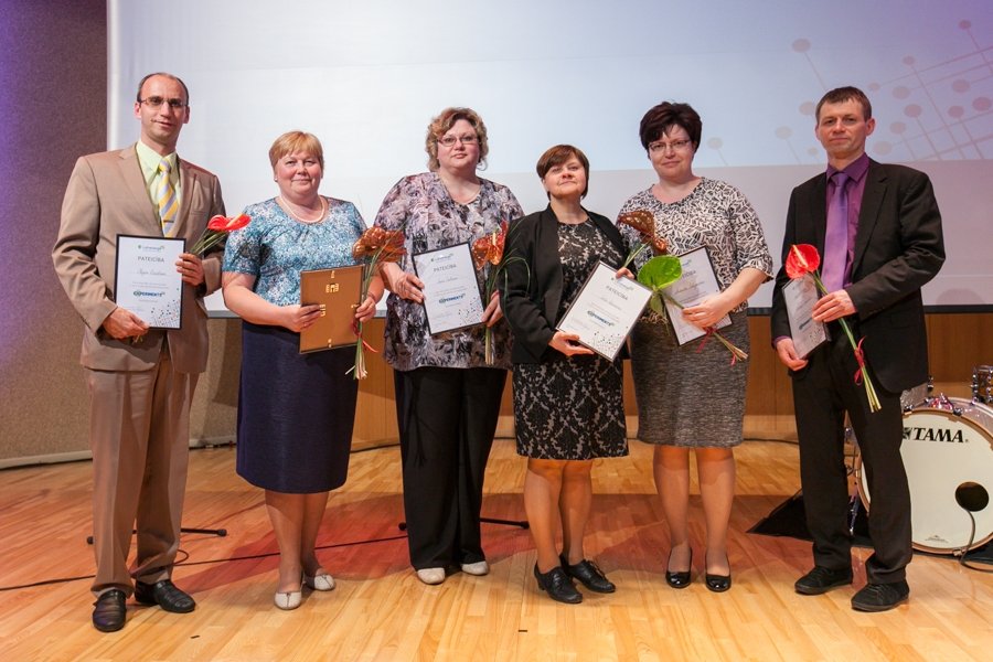 Skolotāji saņem apbalvojumu par jauniešu ieinteresēšanu fizikā jau 20 gadu garumā (FOTO)