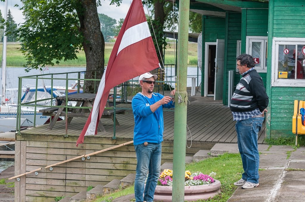 Peldētāji Jāņus svin ar stafetēm Lielupē (FOTO)