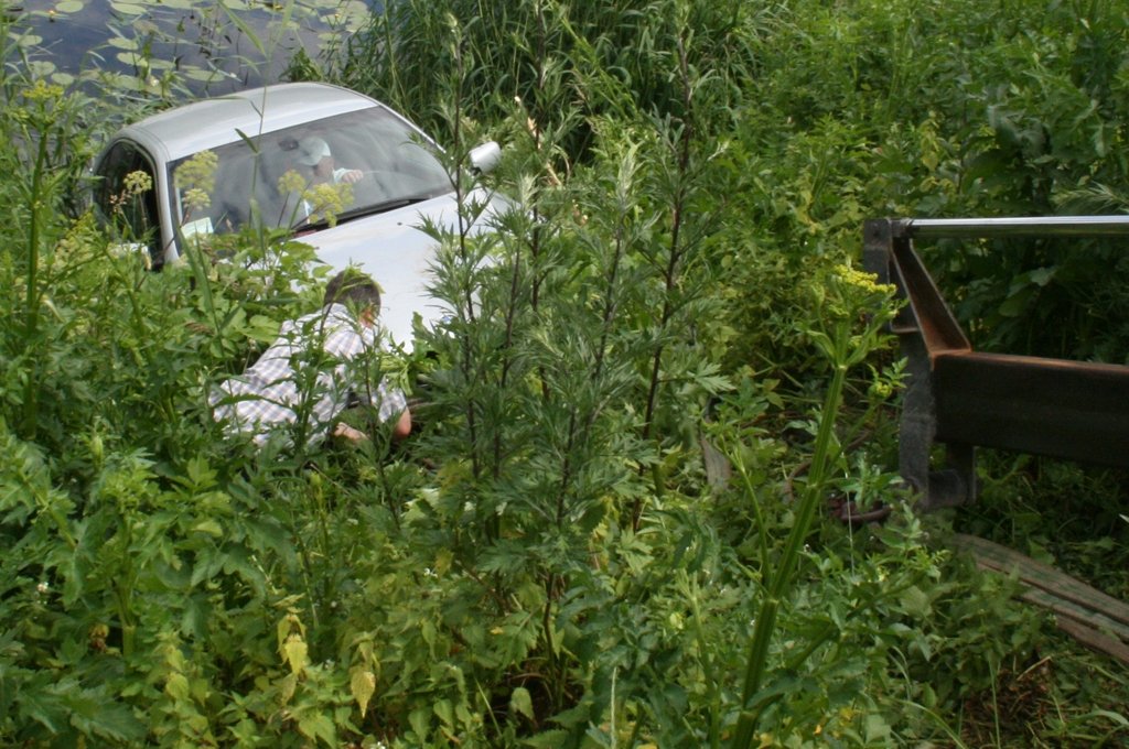 Auto ar salonā atstātu bērnu ieripo Driksā (FOTO)