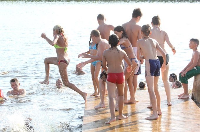 Tuvojoties karstuma vilnim, pieci ieteikumi drošai atpūtai pie ūdens