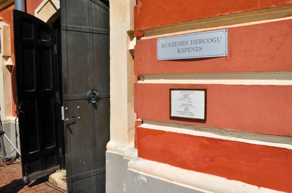 Iesvēta hercogienes Sofijas sarkofāgu (FOTO)