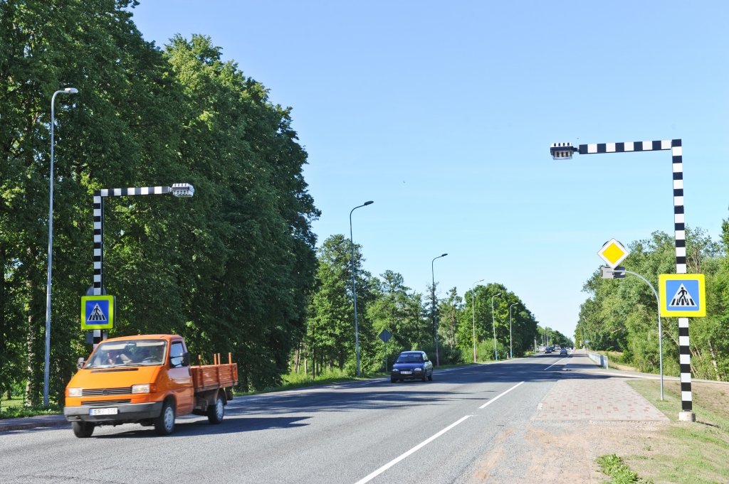 Sakārto gājēju celiņu pār Iecavas upi