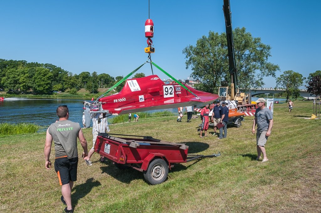 FOTO: Lielupē ātrumā sacenšas pussimts motorlaivu 