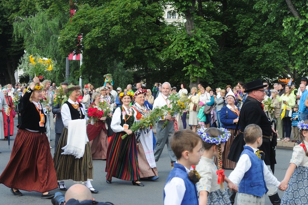 Dziesmu un deju svētku gājiens tomēr notiek; Straujuma aicina izvērtēt svētku organizēšanu (FOTO)