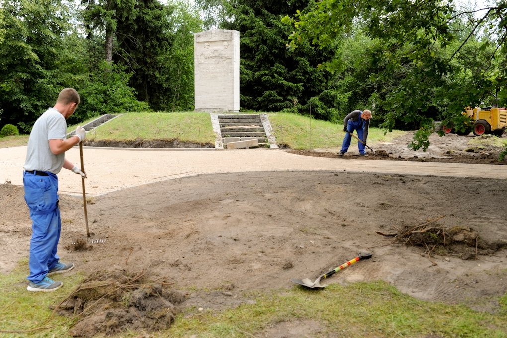 Labiekārtojot piemiņas vietu, godina varoņus (FOTO)