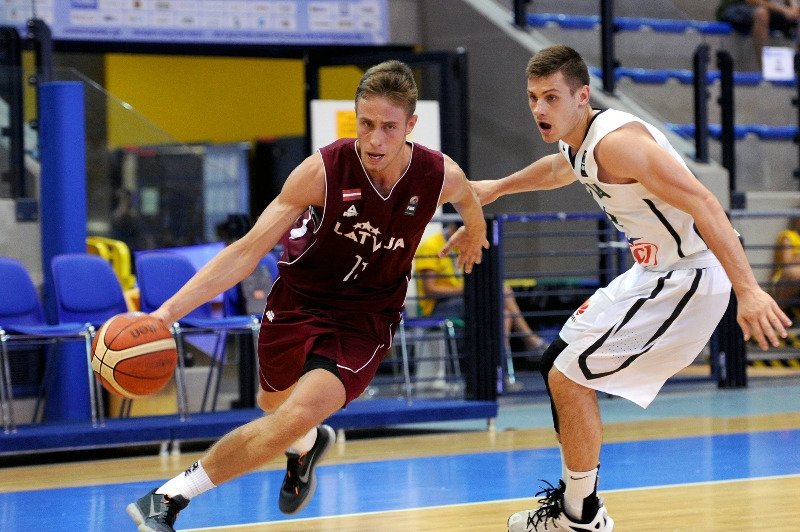 Latvijas U-20 basketbolisti pagarinājumā uzvar Lietuvu un cīnīsies par EČ piekto vietu