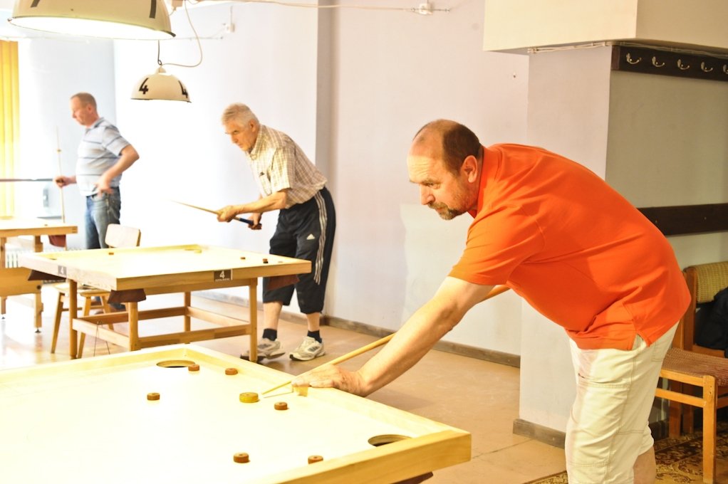 Viesi pie Ozolnieku novusa galdiem stiprāki (FOTO)