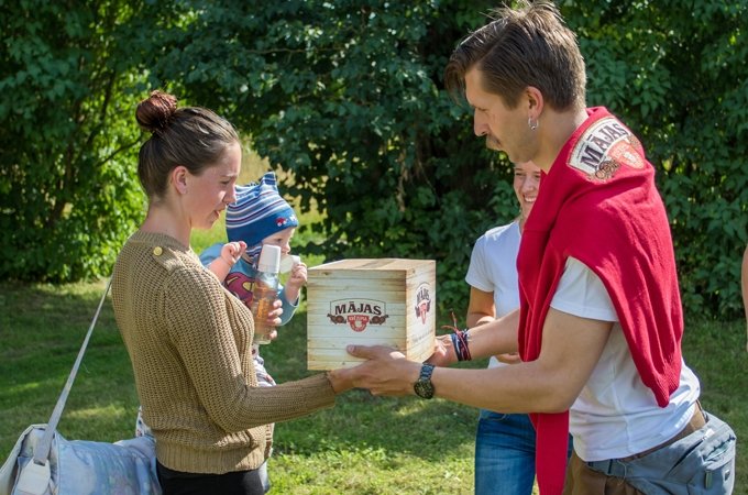 Ģimenes no Jelgavas piedzīvo dienu kopā ar saldējumu «Mājas» un bauda grupas «Prāta Vētra» koncertu (FOTO)