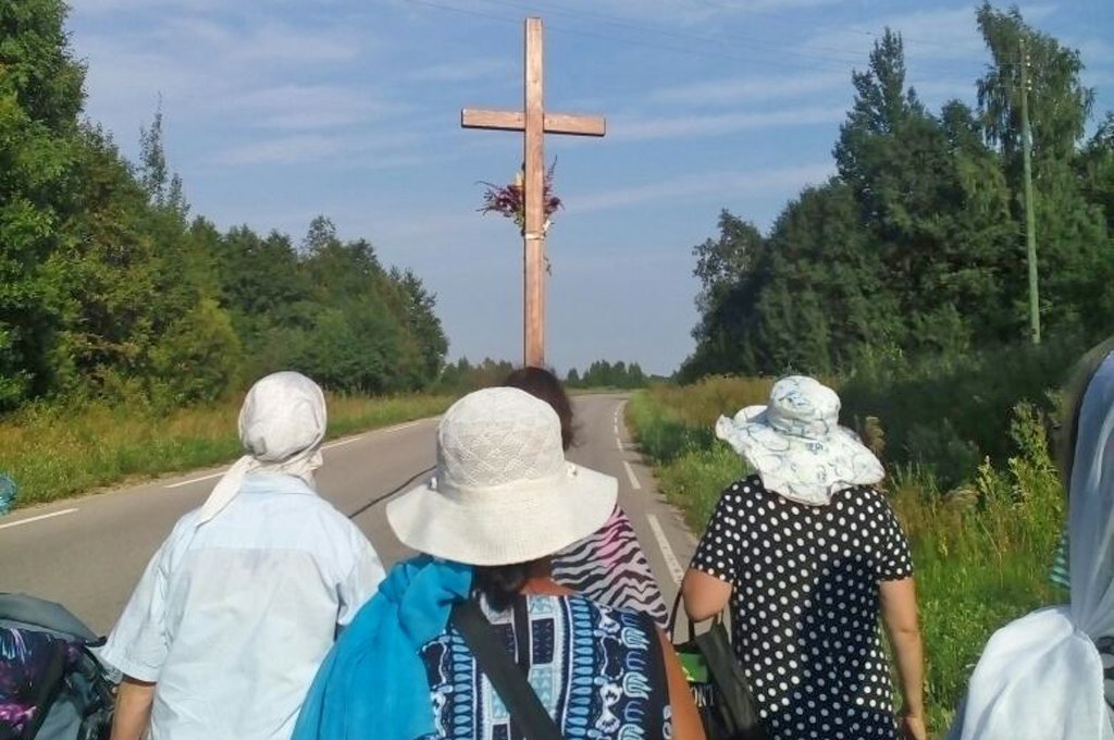 Ar ticību sirdī svētceļnieki pārvar lielo karstumu (FOTO)