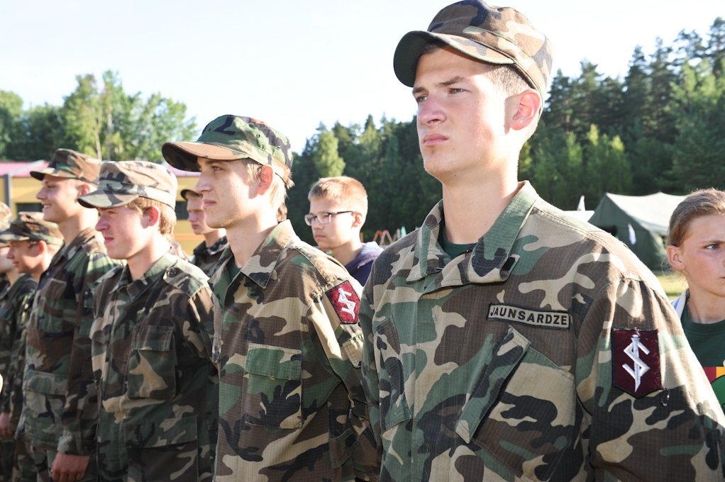 Latviešu, lietuviešu un igauņu jaunsargi sacenšas un draudzējas nometnē «Baltic Guards» Kalnciema vidusskolā (FOTO)